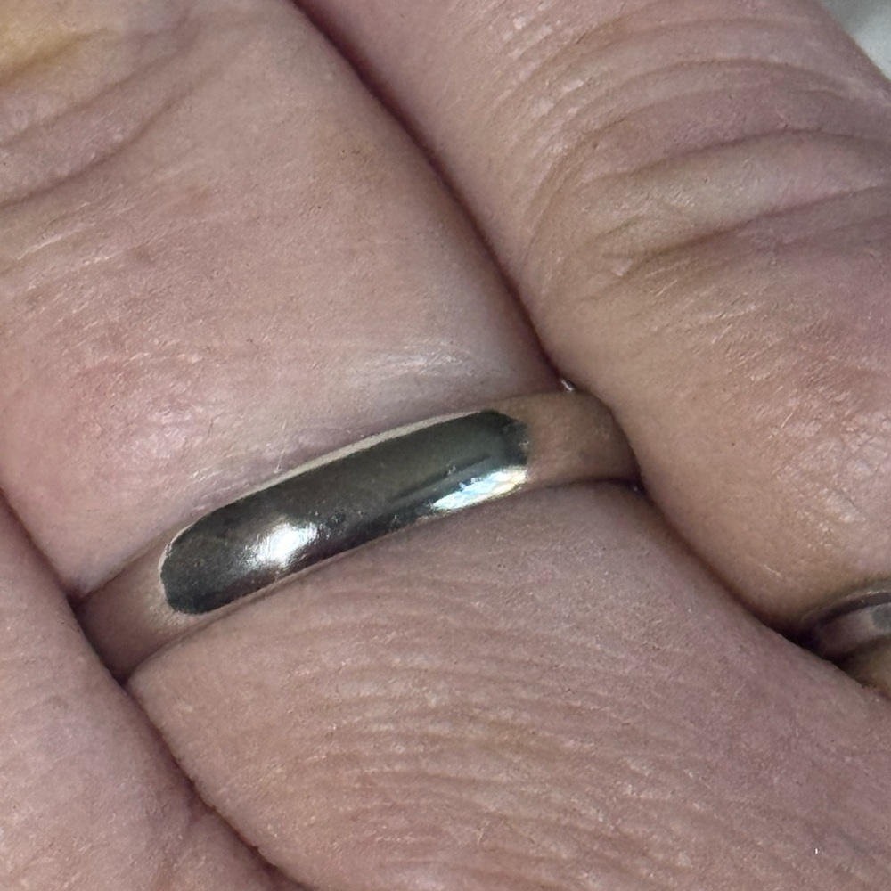 Elegant and stylish simple 14k white Gold ring wedding band *solid gold* - Picture 4 of 7